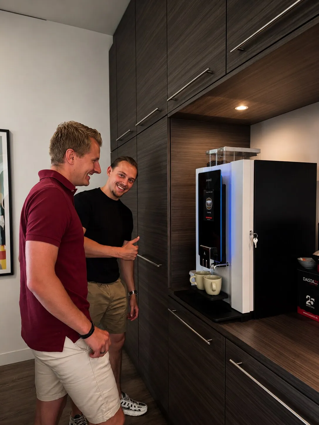 TopDevs-collega's bij de koffiemachine op kantoor