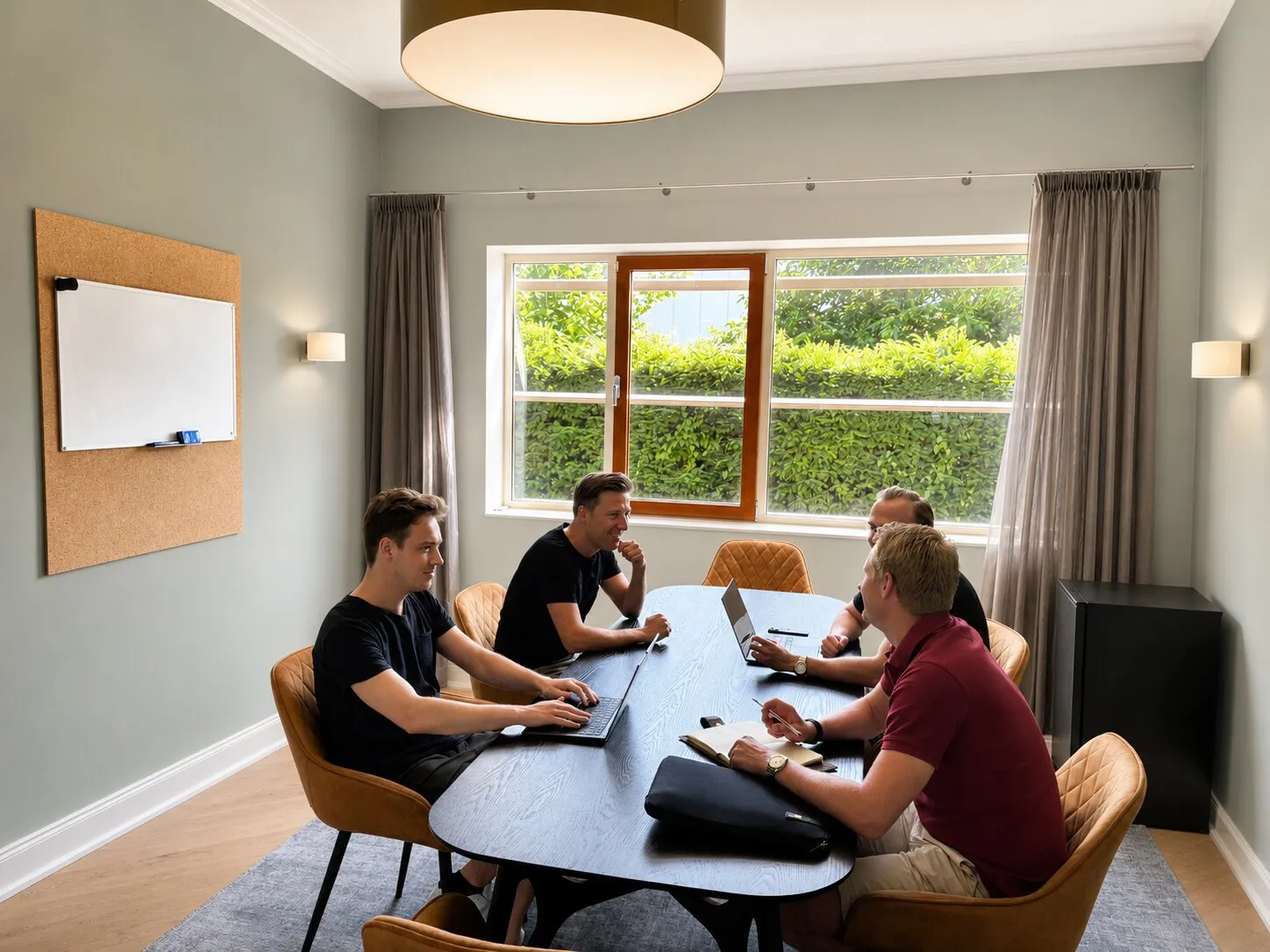 Het TopDevs-team in overleg rond de tafel